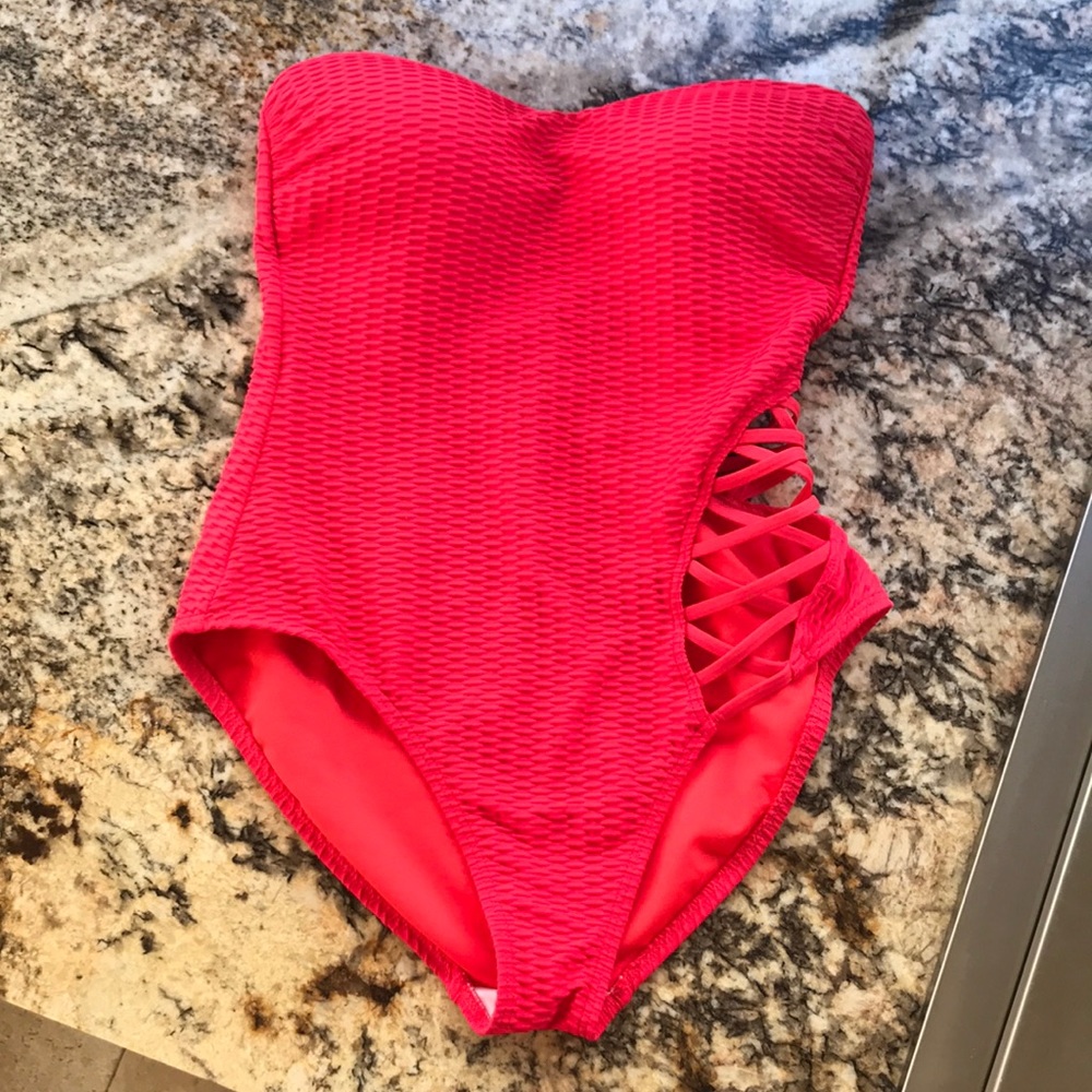 Kenneth Cole Sexy One Piece swimsuit